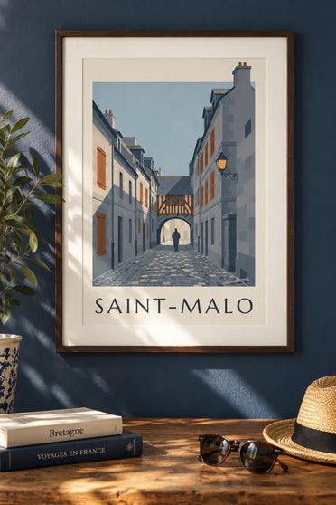 Plakat af en gade i Saint-Malo inden for bymurene : indrammet på væggen