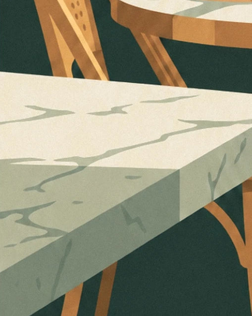 Une table de bistrot au plateau clair veiné de gris, entourée de chaises en bois