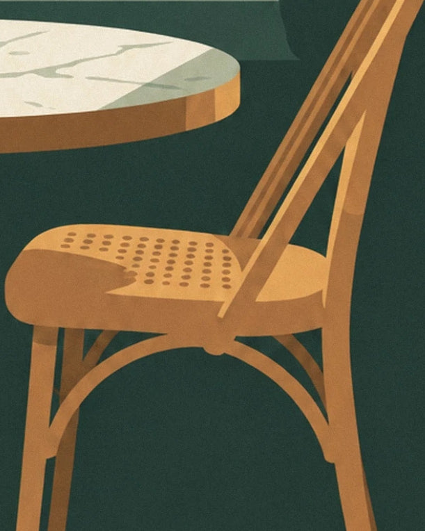Une chaise en bois doré à l’assise cannée près d’une table ronde en marbre