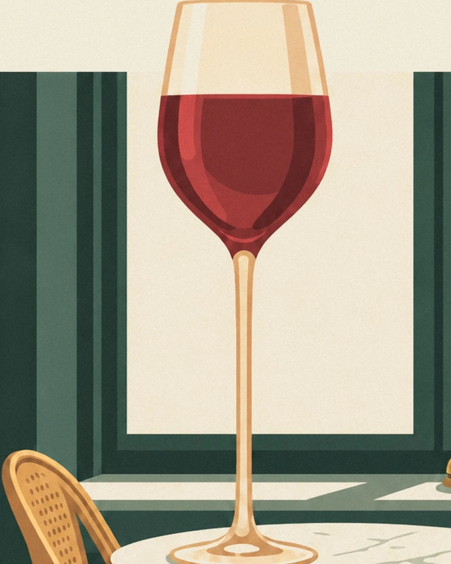Un verre de vin rouge au long pied doré devant les boiseries vertes du bistrot