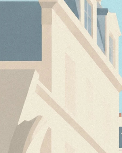 Une façade crème aux fenêtres bleu grisé et aux corniches baignées de lumière