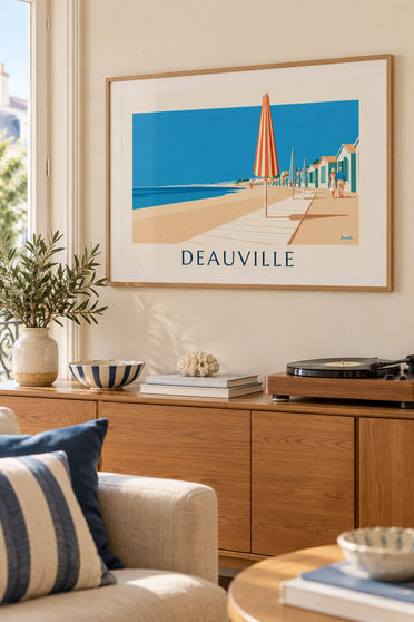 Plakat med farverige parasoller og strandpromenaden i Deauville: indrammet på væggen