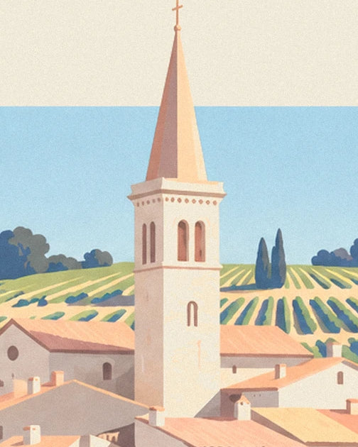 Le clocher à flèche ocre au-dessus des toits de tuiles, devant les rangs de vignes