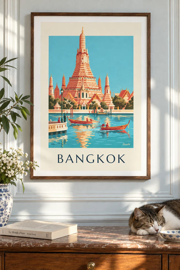 Plakat med både foran Daggryens Tempel i Bangkok, indrammet på væggen