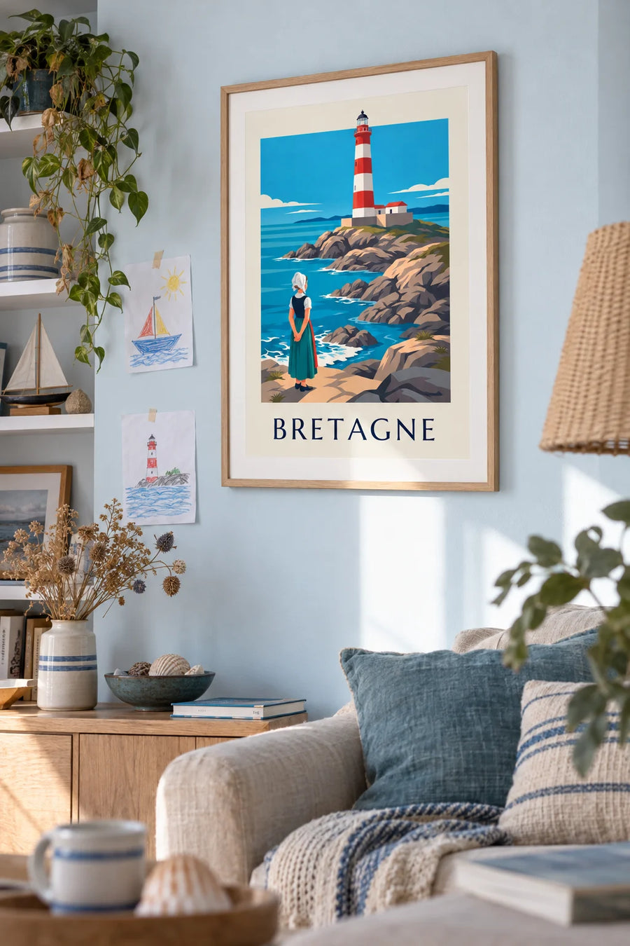 Affiche femme en coiffe bretonne devant un phare rouge et blanc : encadrée au mur