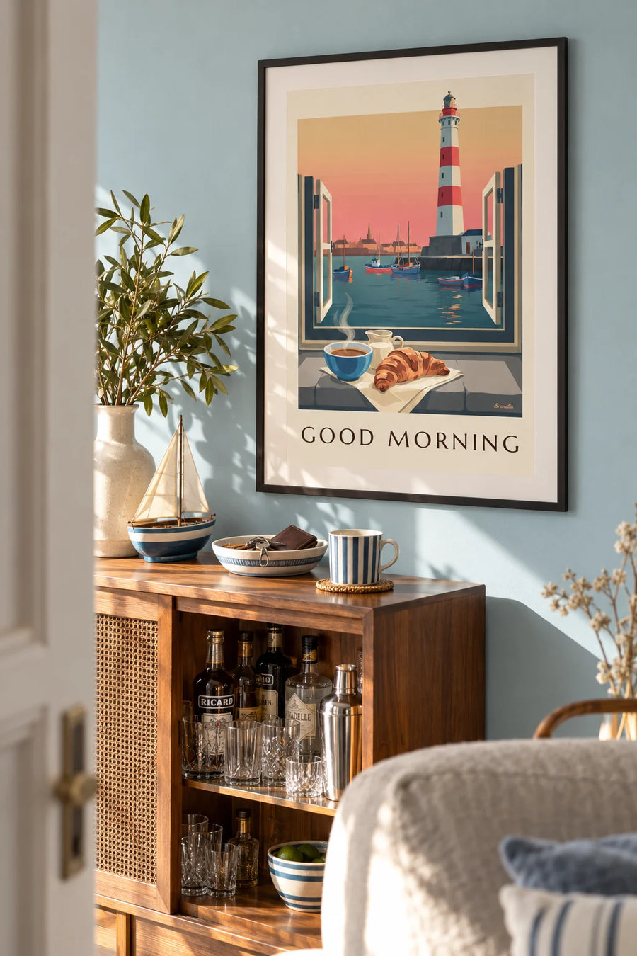 Affiche bol de café et croissant à la fenêtre face au phare : encadrée au mur