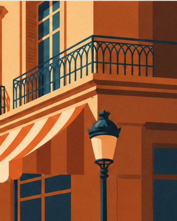 Le balcon en fer forgé bleu nuit au-dessus d'un store orange et blanc, avec son lampadaire de rue