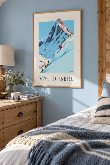 Plakat med skiløber i pudder i Val-d'Isère: indrammet på væggen
