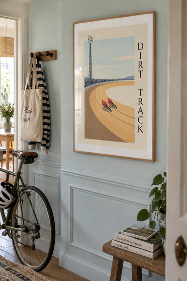 Plakat med speedwayløb på grusbane: indrammet på væggen