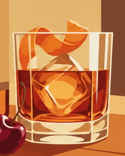 Le verre de cristal rempli d'un cocktail ambré, avec glaçons, zeste et cerise à côté