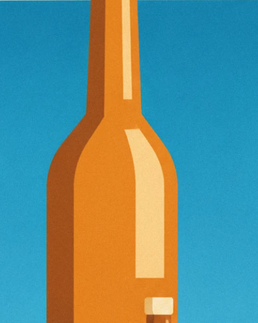 Une bouteille orange aux reflets crème, nette sur un fond bleu turquoise
