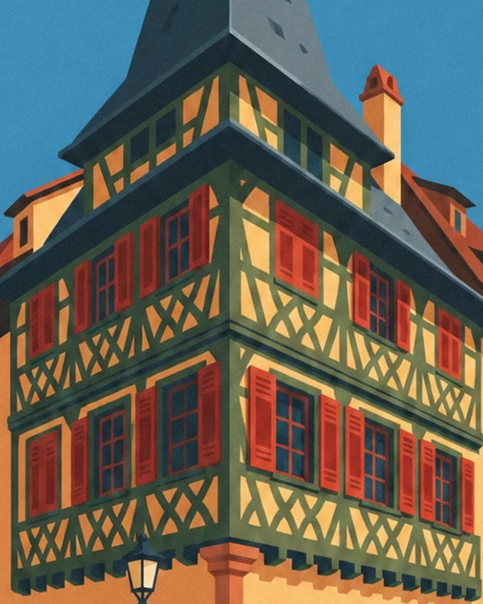 La façade à colombages verts, ses volets rouges et son haut toit ardoisé