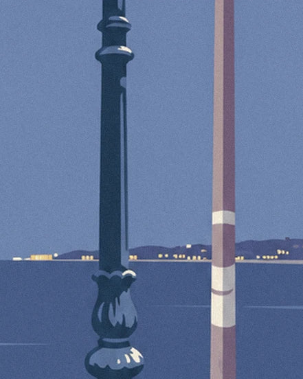 Le réverbère et son mât rayé face à la baie, avec les lumières de la côte au loin