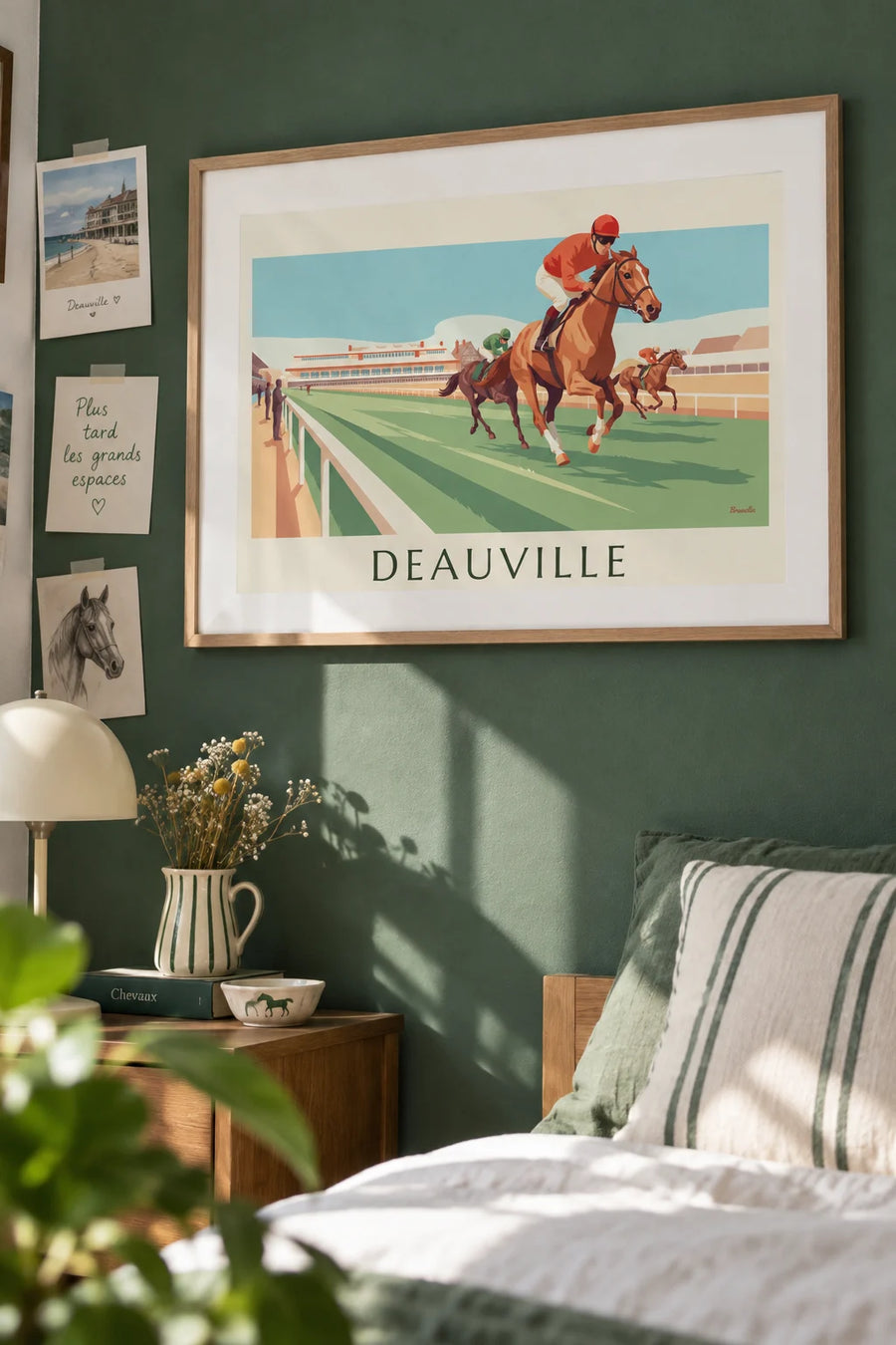 Affiche hippodrome de Deauville et chevaux au galop : encadrée au mur