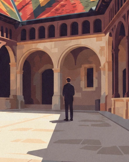 Un homme en costume sombre de dos, sous les arcades de pierre de la cour ensoleillée