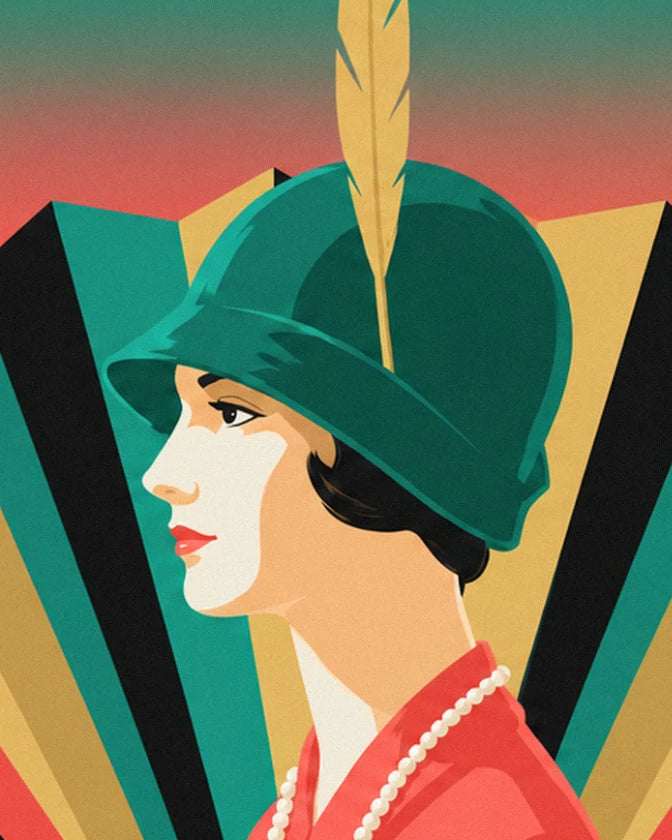 Le profil de la femme au chapeau cloche vert à plume dorée, son collier de perles et sa veste rouge