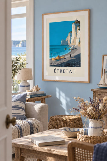 Plakat med småstensstrand og caloges i Étretat under klinten Falaise d'Amont: indrammet på væggen