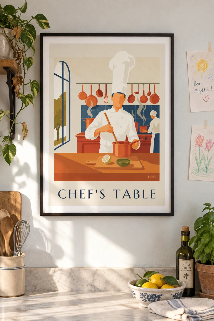 Affiche chef cuisinier en toque entouré de casseroles en cuivre : encadrée au mur