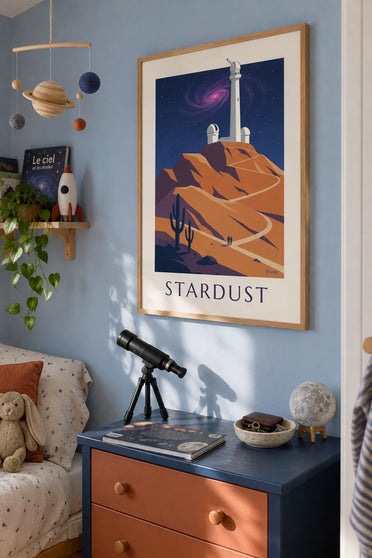 Plakat med spiralgalakse og tåge over et observatorium: indrammet på væggen