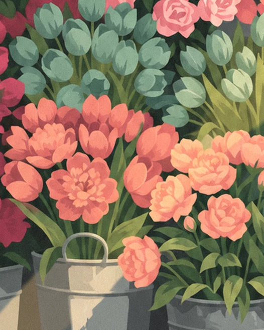 Les fleurs corail et les tulipes vert tendre dans les seaux du marché aux fleurs