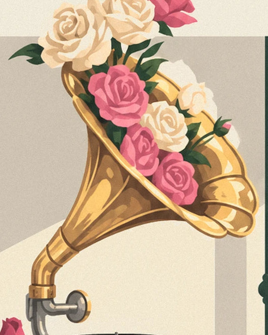 Le pavillon doré du gramophone garni de roses blanches et roses
