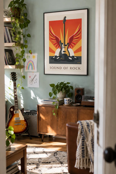 Plakat med bevinget el-guitar og vinylplader: indrammet på væggen