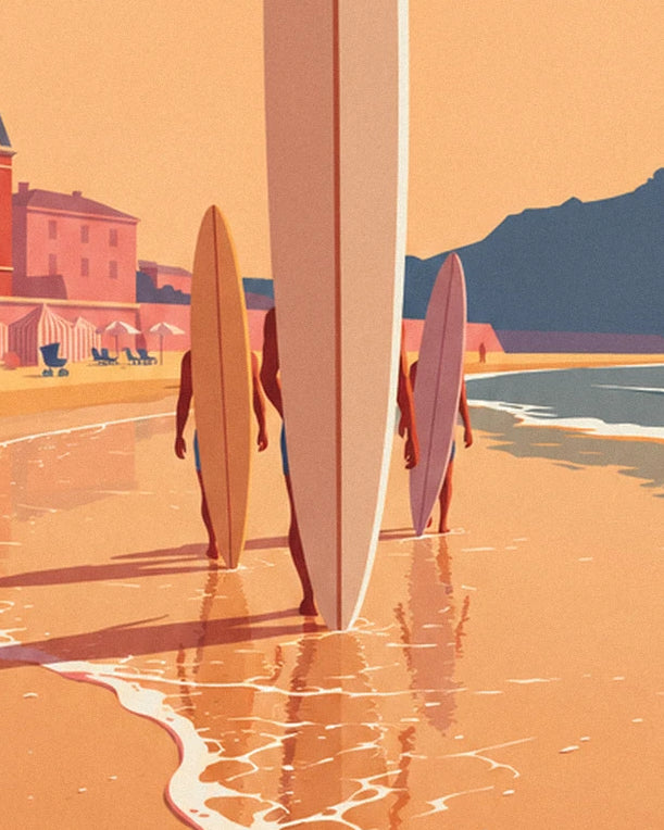 Surfeurs de dos dans l'eau peu profonde, planches jaune et rose dressées, plage de Biarritz au fond
