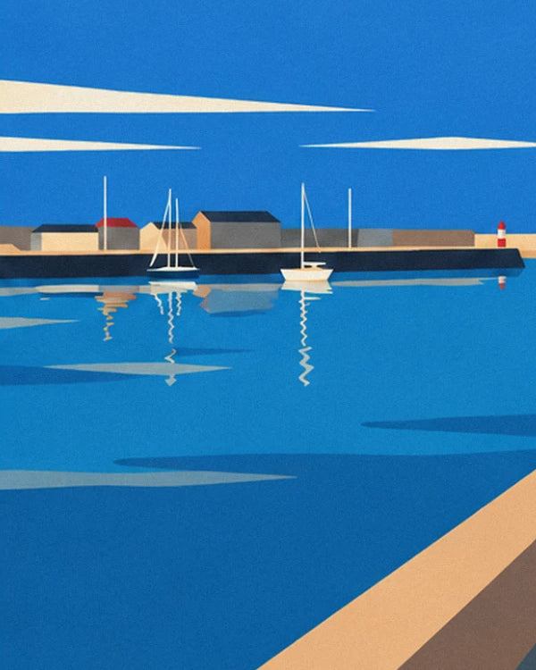 Petits voiliers blancs au loin devant la digue et les maisons du port de Lorient