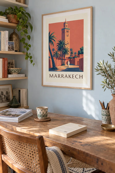 Plakat med oplyst Koutoubia-minaret i skumringen i Marrakech: indrammet på væggen