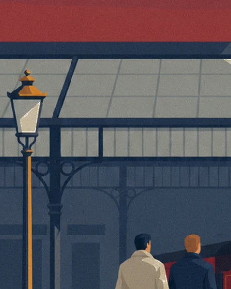 Le lampadaire doré et 2 voyageurs de dos, sous la charpente métallique de la gare