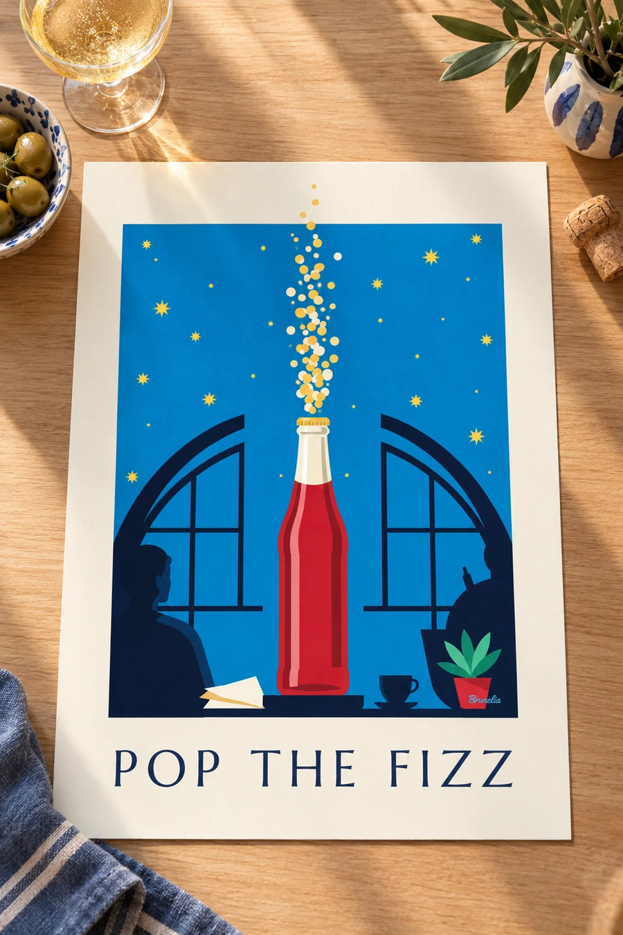 Affiche bouteille de soda pétillant sous un ciel étoilé : posée sur une table