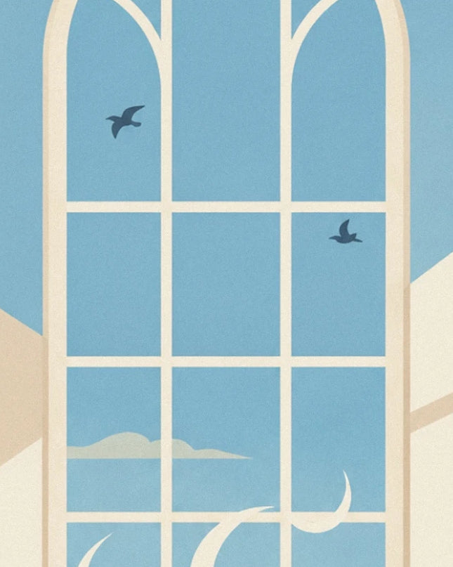 La fenêtre à croisillons crème ouverte sur un ciel bleu traversé par 2 oiseaux