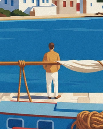 Un homme en pantalon blanc face au port, derrière la bôme et la voile repliée du caïque