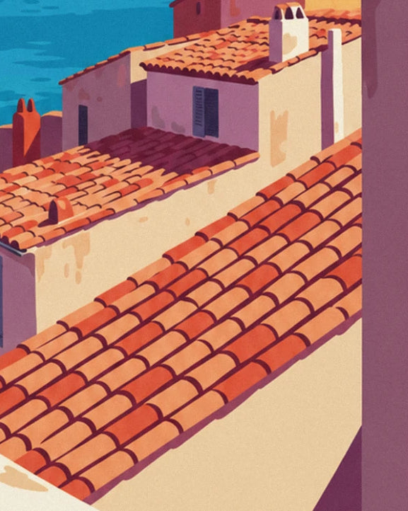 Les toits de tuiles orangées et les façades rosées, avec un coin de mer turquoise