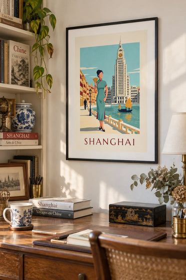 Affiche femme en qipao de soie sur le Bund à Shanghai : encadrée au mur