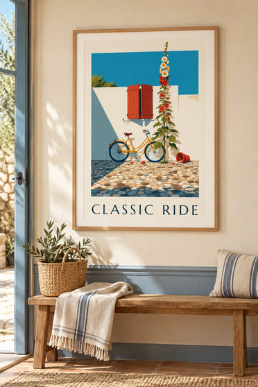 Plakat med klassisk cykel i sennepsgul og blå: indrammet på væggen