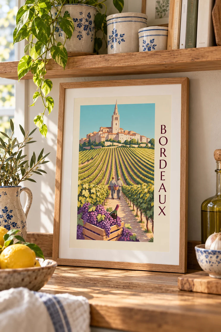 Affiche vendanges à Saint-Émilion, caisse de raisin et vignes dorées : petit format A4 encadré