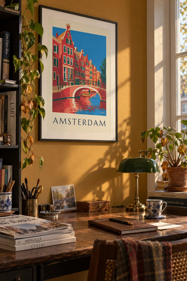 Plakat med gavlhuse og cykel på en bro i Amsterdam: indrammet på væggen
