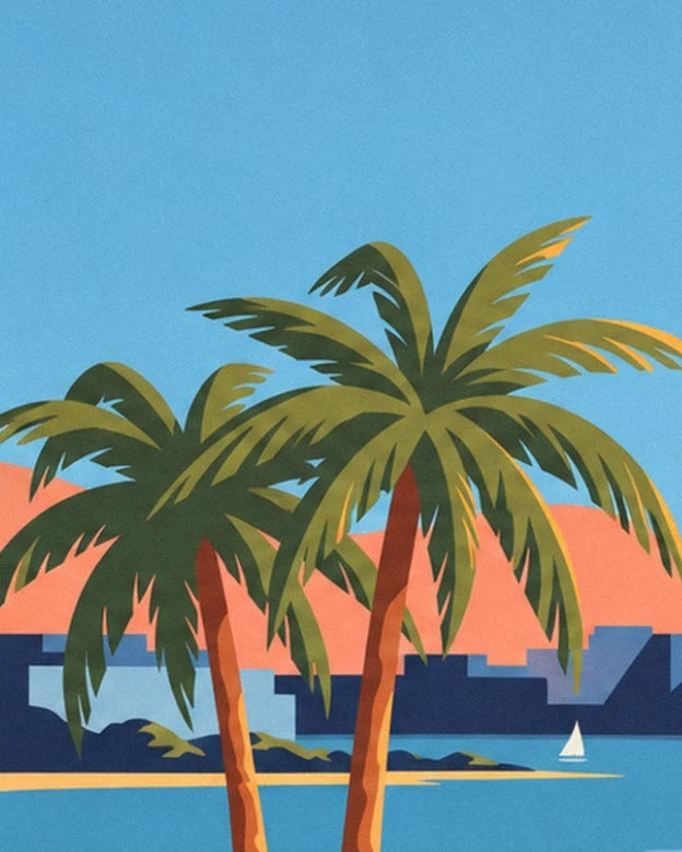 Les palmiers aux feuilles vert olive devant le port et un petit voilier blanc