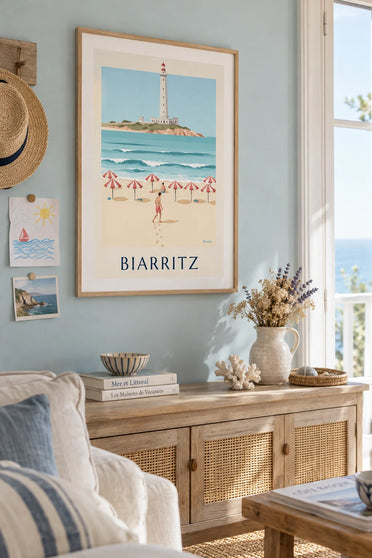 Plakat med stribede parasoller og surfer på Grande Plage i Biarritz: indrammet på væggen