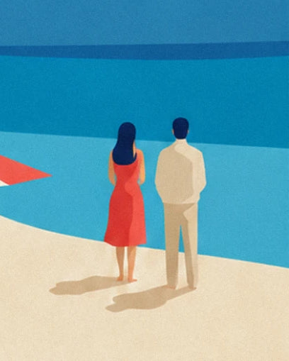 Le couple de dos sur le sable, elle en robe rouge, lui en pull beige, face à la mer