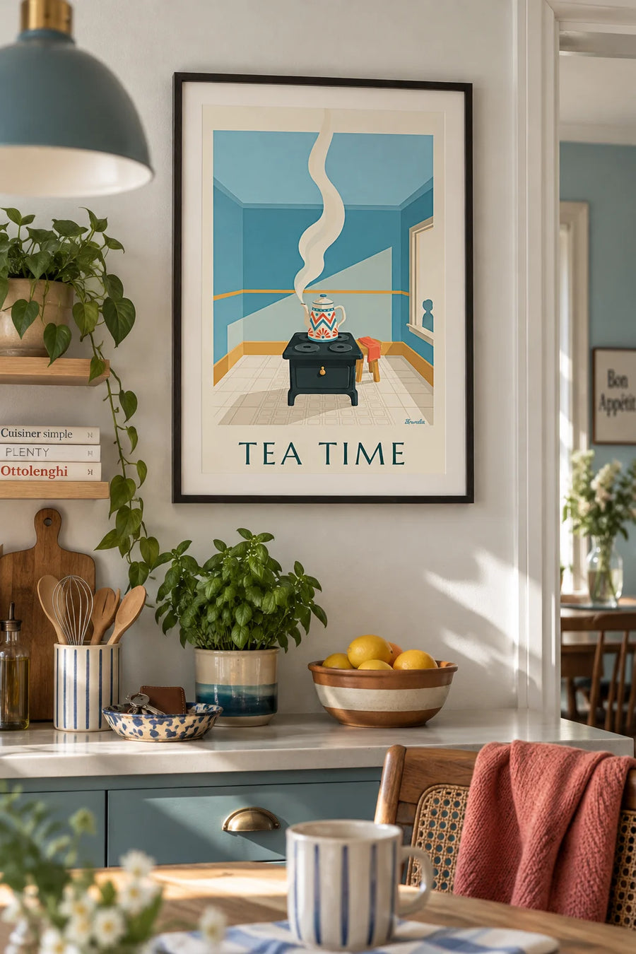 Affiche bouilloire à motifs géométriques dans une cuisine pastel : encadrée au mur