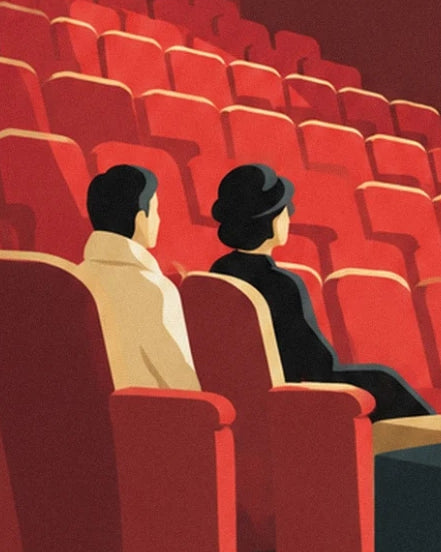 Les 2 spectateurs en manteaux beige et noir parmi les rangées de fauteuils rouges