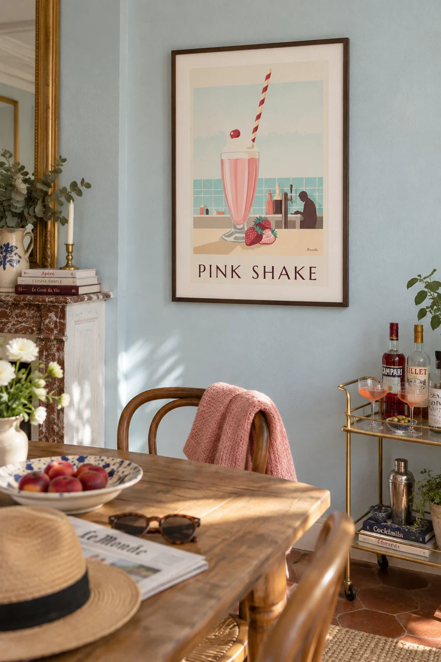 Affiche milk-shake à la fraise au comptoir d'un diner : encadrée au mur