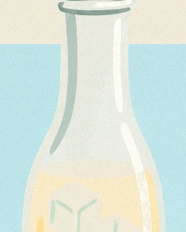 Le col élancé de la carafe en verre et sa limonade jaune sur fond bleu clair