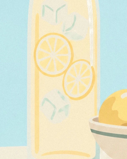 La carafe de limonade jaune pâle, ses rondelles de citron et ses glaçons
