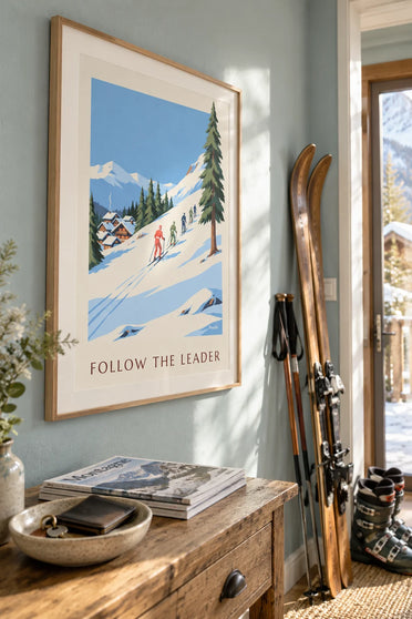 Affiche moniteur de ski en rouge et ses jeunes élèves : encadrée au mur