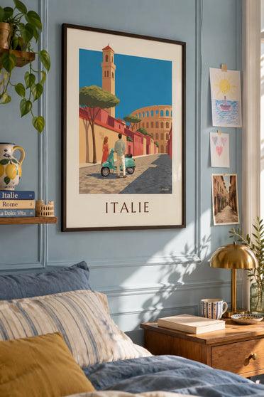 Plakat med par og vandgrøn scooter foran Colosseum i Rom: indrammet på væggen