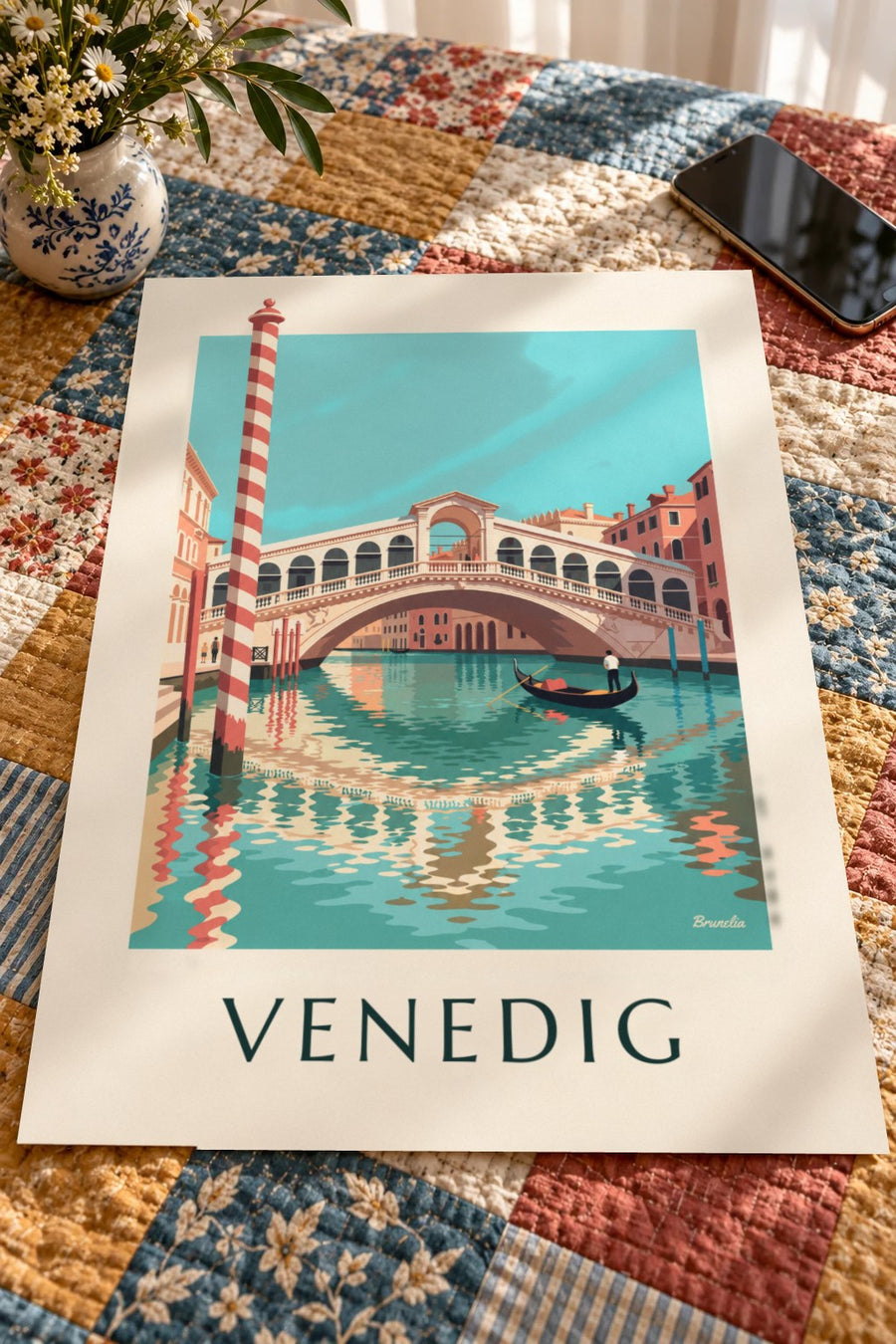 Plakat med Rialtobroen og gondol på Canal Grande i Venedig: lagt fladt på et bord