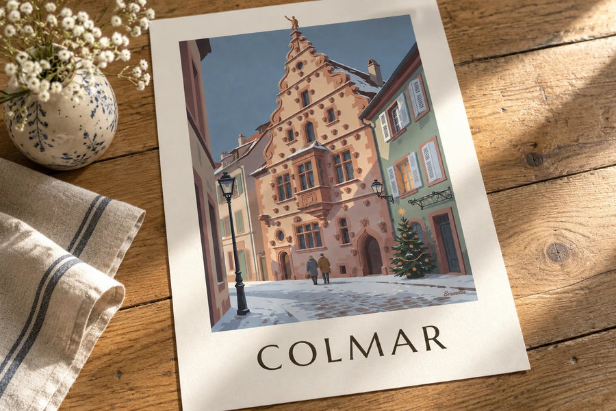 Affiche Maison des Têtes à Colmar en hiver : posée sur une table